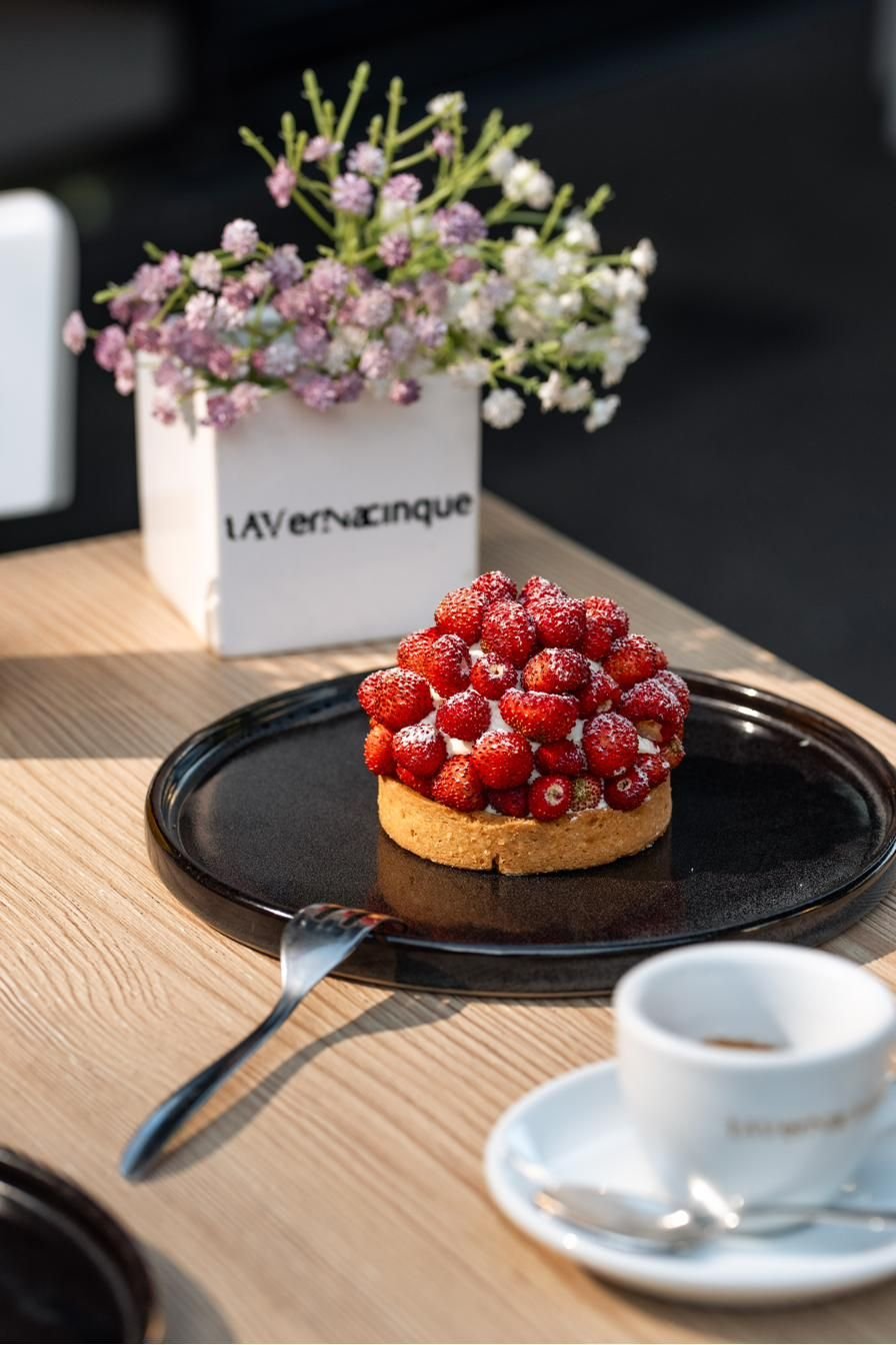 Tartelletta ai lamponi con caff&egrave; su un tavolo