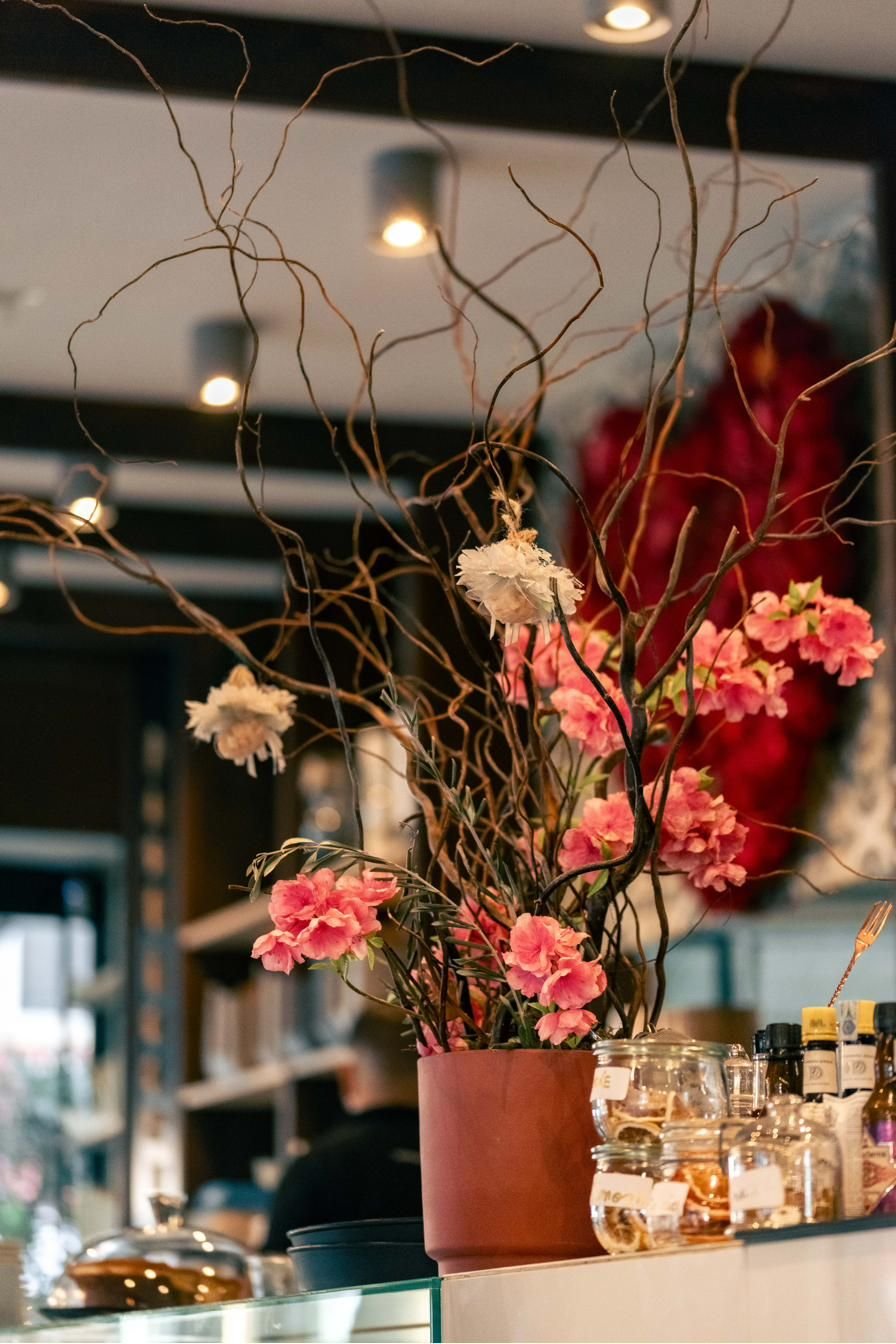 Fiori rosa e rossi vicino al bancone