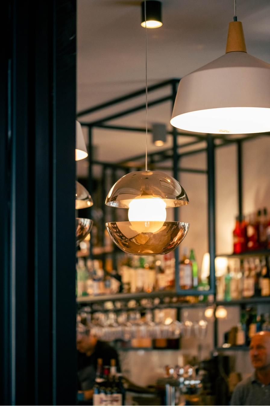 La sala interna con lampade a sospensione e bancone